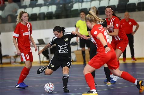 Női futsal játékosok taktikát egyeztetnek edzésen