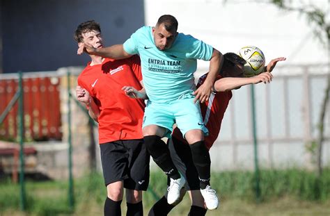 A mérkőzés heves küzdelmét mutató fotó