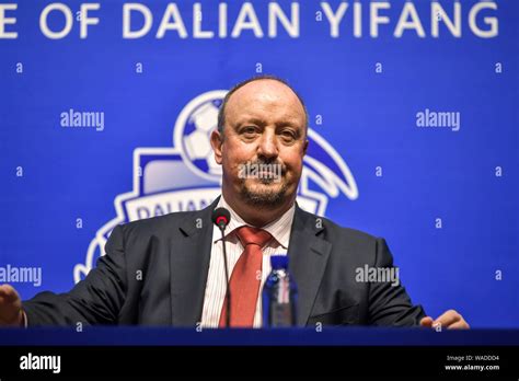 Dalian Yifang klublogó
