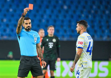 játékvezető sárga és piros lapot mutat fel