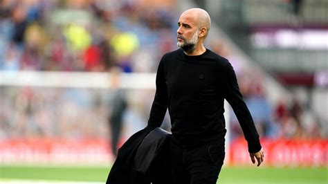 Pep Guardiola a pálya szélén edzés közben