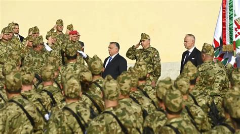 Visszavonuló magyar katonák a hómezőn