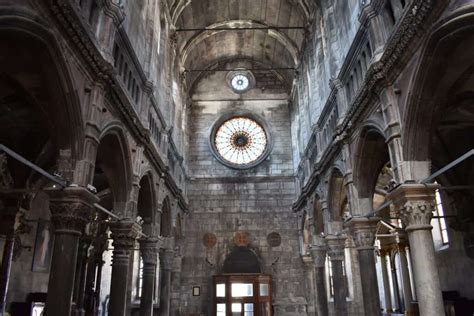 A katedrális belsejének látképe a Crown of Glass-szal