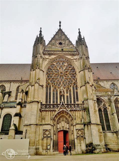 Részlet a katedrális üvegfestményeiből