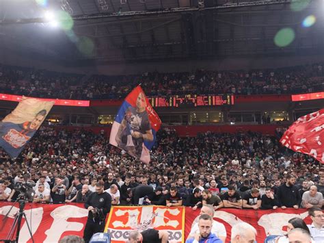 A Delije szurkolói csoport koreográfiája a lelátón