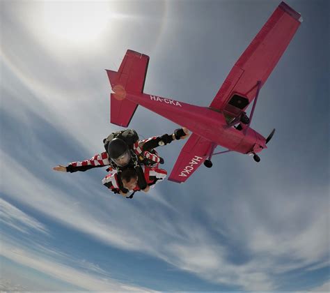 Ejtőernyős landol a focipályán