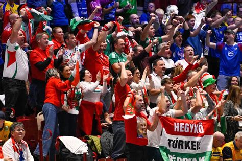 Szurkolók közös meccsnézése sportbárban