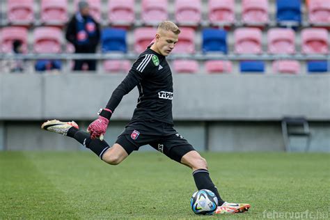 kapus irányítja a sorfalat szabadrúgásnál