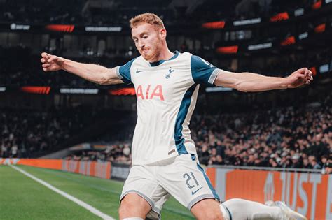 Dejan Kulusevski mezben, Juventus és Tottenham logóval