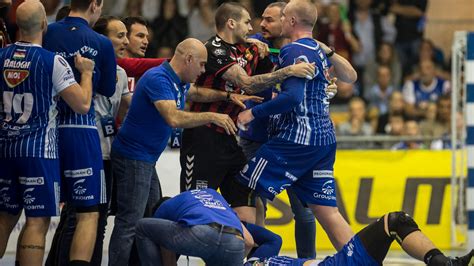 Tömegjelenet a pályán a Szeged és Vardar mérkőzésen