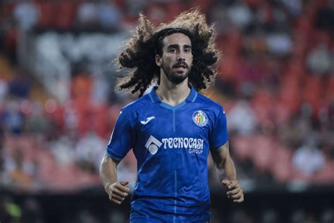 Chelsea játékosok ünneplése egy trófeával