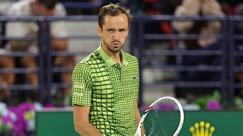 Rafael Nadal és Daniil Medvedev gratulálnak egymásnak a hálónál