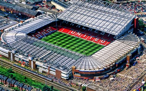 A Manchester United logója és az Old Trafford stadion