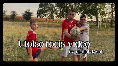 Kép egy fiatal focistáról, aki labdával edz