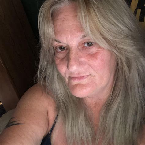 Keen Cameron röplabdázik