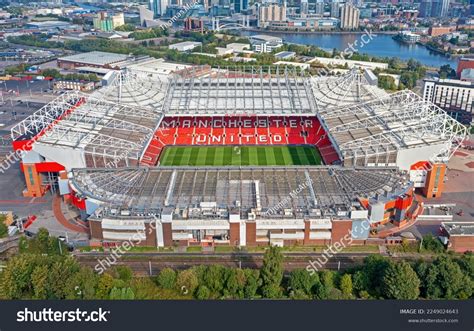 A két csapat logója és a mérkőzés helyszíne, az Old Trafford stadion