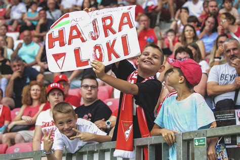 Debreceni Loki szurkolók énekelnek a stadionban