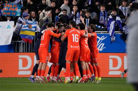 Az Északír Premier Liga logója és a bajnokság csapatai