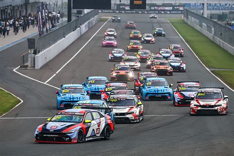 A TCR World Tour versenyautói a pályán