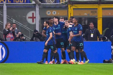 Lautaro Martínez és a játékosok bemelegítés közben