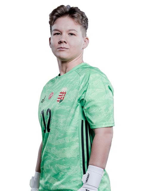Bíró Barbara edzés közben, kapusfelszerelésben