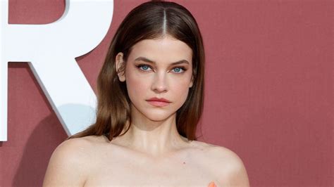 Palvin Barbara egy divatbemutató kifutóján