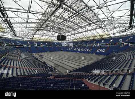 Az Arena AufSchalke belső képe meccs közben, szurkolókkal
