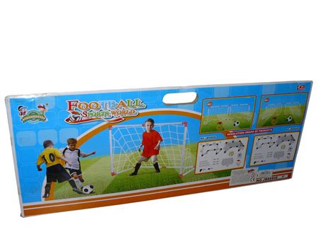 Labdarúgó játékvezető síppal