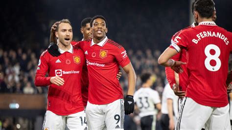 Az Arsenal és a Manchester United játékosai a pálya közepén a rangadó hevében