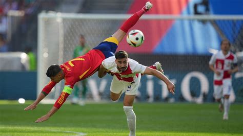 Magyar és spanyol zászlófutball labdával