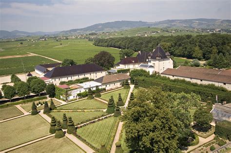 Château de Pizay homlokzata és környezete