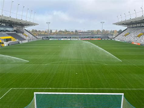 A stadion építésének egyik fázisa, darukkal