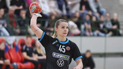 Háfra Noémi kézilabdázik