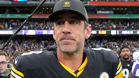 Aaron Rodgers magasba emeli a Lombardi-trófeát