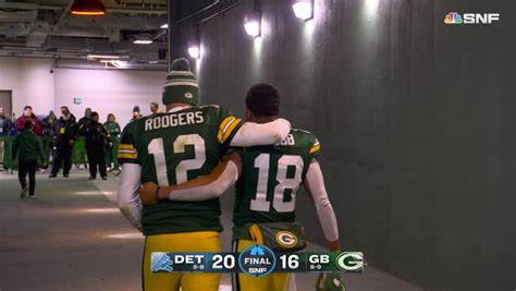 Randall Cobb és Aaron Rodgers közösen vonulnak le a Lambeau Fieldről