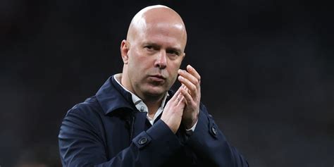 Arne Slot, a Liverpool edzője sajtótájékoztatón