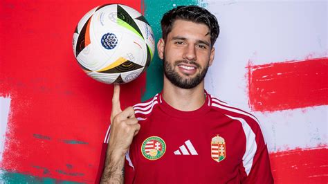 Szoboszlai Dominik szögletet végez el