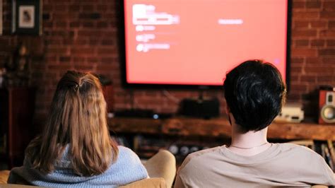 Futballmeccset néző emberek otthon a tévében