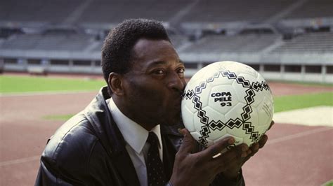 Pelé, háromszoros világbajnok brazil labdarúgó autogramot ad a „Menekülés a győzelembe” című film forgatási szünetében az MTK pályán 1980-ban