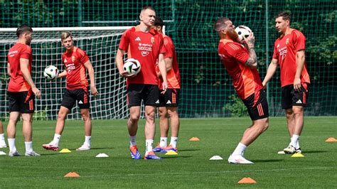 Labdarúgó pályán játszó játékosok