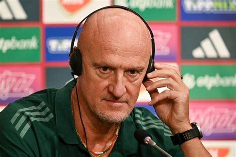 Marco Rossi taktikát magyaráz a pályán