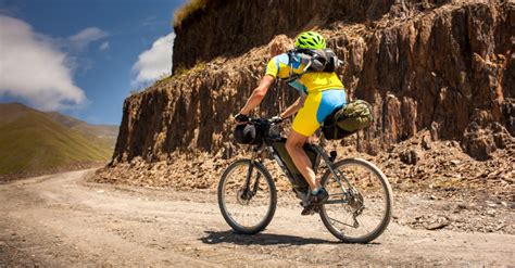 Fiatal mountain bike kerékpárosok edzésen, egy hegyi ösvényen