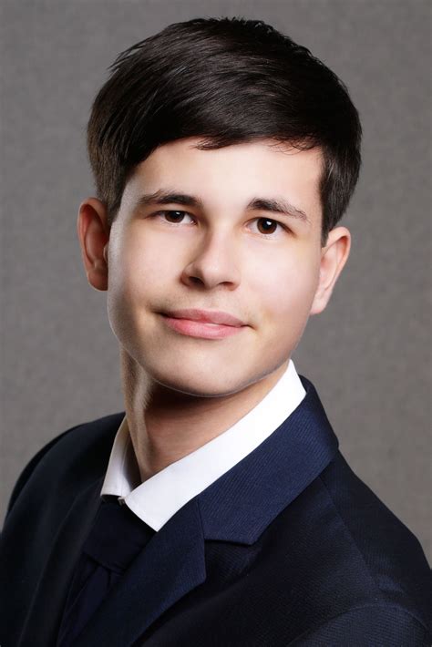Diákok röplabdáznak