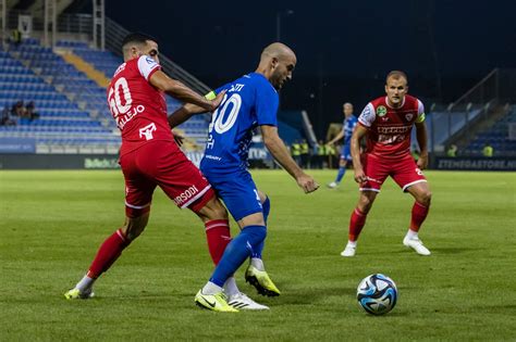 Labdarúgó játékos ügynökével tárgyal