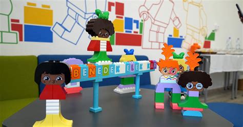 Gyermekek Lego-val építenek