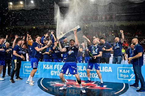 A Veszprém csapat ünneplése a bajnoki cím megszerzése után