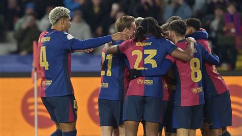 A Barcelona játékosai ünneplik a gólt a Valencia ellen