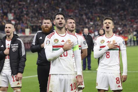 A magyar strandlabdarúgó válogatott ünneplés közben