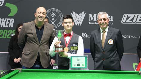 Révész Bulcsú snooker játék közben