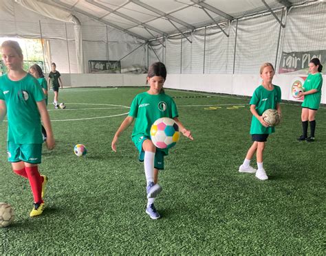 Gyermekek fociznak a Nagyrédei Adidas Nyári Focitáborban
